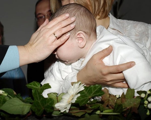 Quelles décorations florales privilégier pour un baptême ?