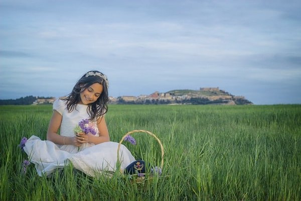 Comment créer une ambiance douce avec des fleurs pour une communion ?