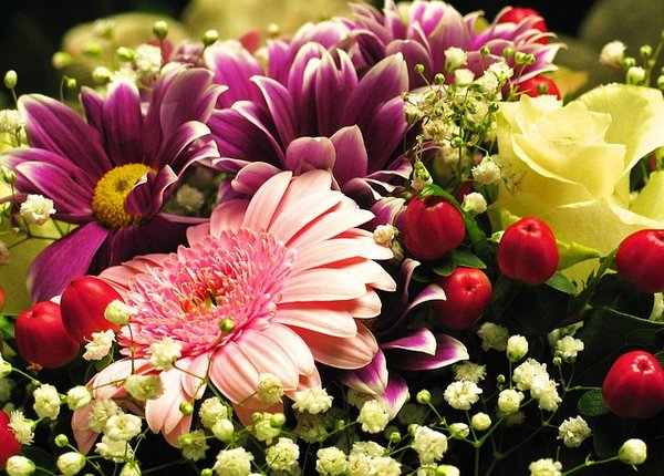 Comment intégrer des fleurs dans un thème d'anniversaire spécifique ?